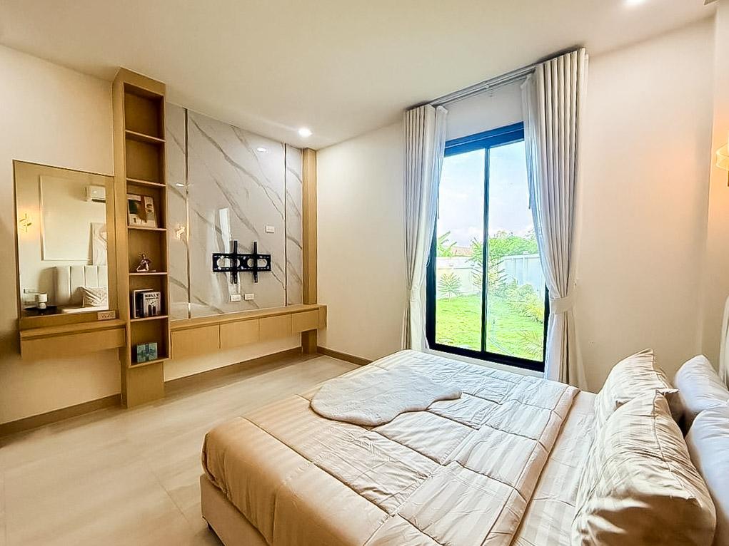 picture Corner House for Sale Na Kluea Pattaya Wide Land Plot - 6/13