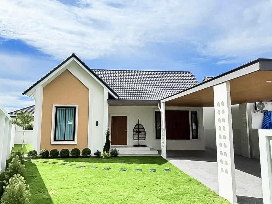 picture Corner House for Sale Na Kluea Pattaya Wide Land Plot - 1/13