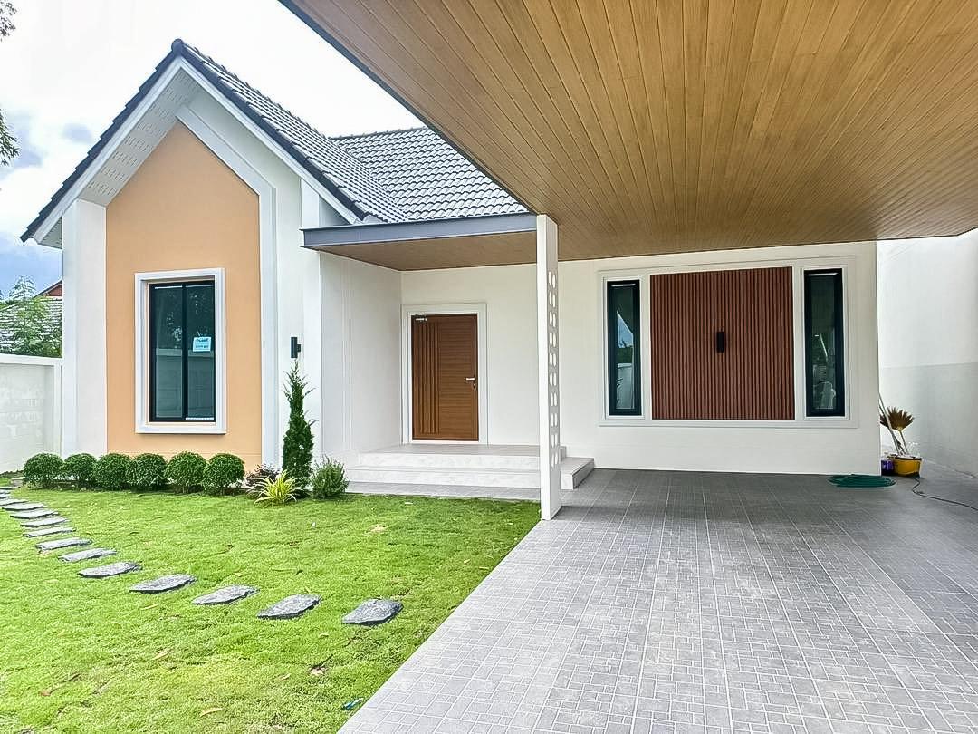 picture Corner House for Sale Na Kluea Pattaya Wide Land Plot - 12/13