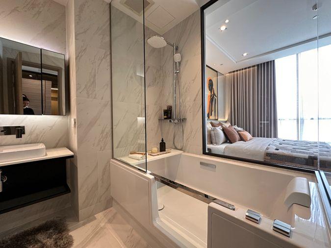 picture 🔥Hot Deal🔥 Exclusive Unit from Developer 𝐓𝐡𝐞 𝐑𝐨𝐨𝐦 Sukhumvit 38 2 bedroom in the middle of Sukhumvit - 10/15
