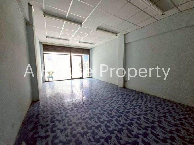 picture Three-story commercial building for sale near Assumption School Sriracha, Chonburi. - 5/14