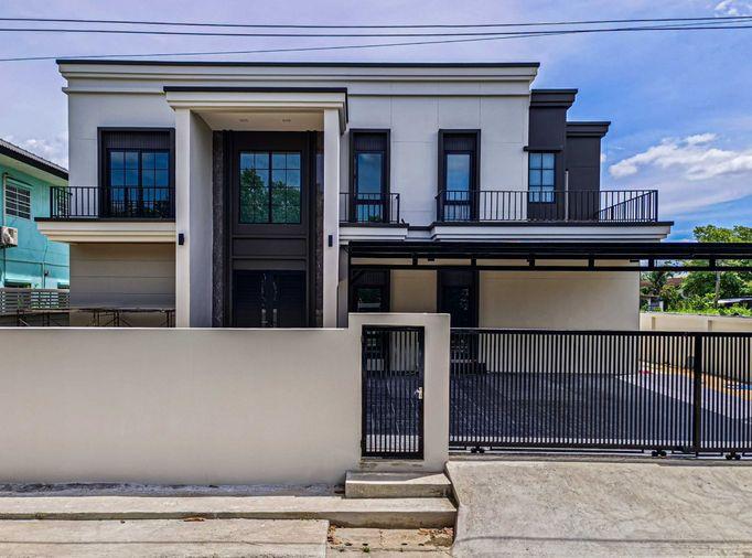 รูป 🔥ขาย บ้านเดี่ยวสไตล์ Modern English หมู่บ้านสินพัฒนาธานี Sinpattana Thani Village  หลังสนามหลวง 2 หลังใหญ่ ✨  พื้นที่เยอะ พร้อมโซล่าเซลล์ - รูปที่ 1/11