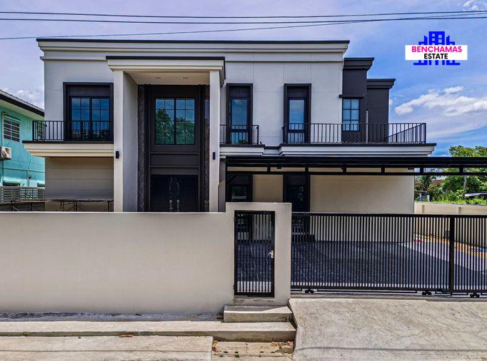 รูป 🔥ขาย บ้านเดี่ยวสไตล์ Modern English หมู่บ้านสินพัฒนาธานี Sinpattana Thani Village หลังสนามหลวง 2 หลังใหญ่ ✨ พื้นที่เยอะ พร้อมโซล่าเซลล์ - รูปที่ 1/11