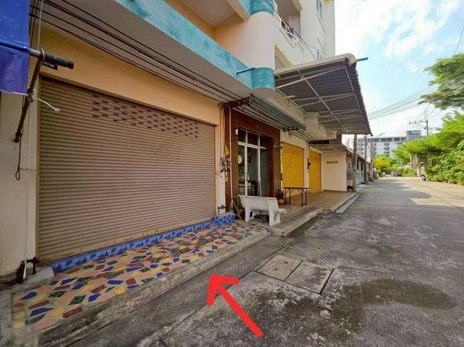 picture Three-story commercial building for sale near Assumption School Sriracha, Chonburi. - 2/14