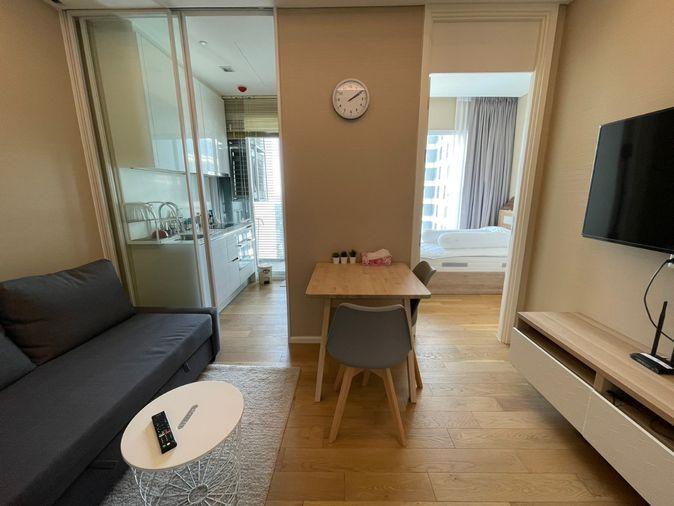 รูป 🏙️ สัมผัสชีวิตเหนือระดับ! คอนโด The Saint Residences พร้อมเฟอร์นิเจอร์ครบ (DSL1758) - รูปที่ 2/7