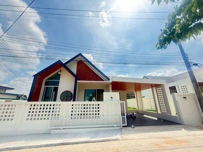 รูป ขายบ้านโครงการใหม่ ใกล้บางแสน ใน บ้านพอดี เดินทางสะดวก - รูปที่ 1/12