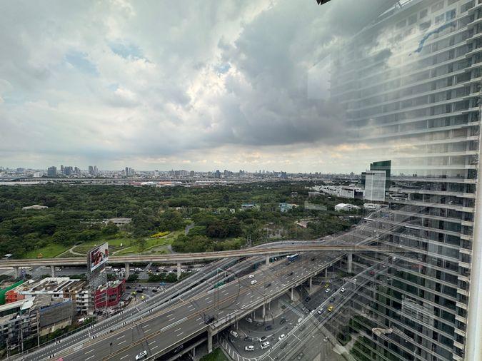 รูป 🏙️ สัมผัสชีวิตเหนือระดับ! คอนโด The Saint Residences พร้อมเฟอร์นิเจอร์ครบ (DSL2003) - รูปที่ 11/16