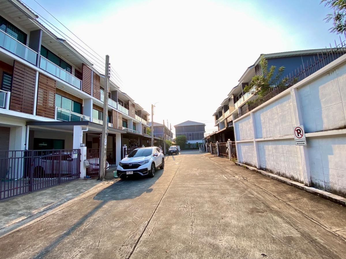 รูป ขายด่วน! ราคาพิเศษ ทาวน์โฮม 3 ชั้น ศุภาลัย เอสเซ้นส์ ลาดพร้าว | ทำเลศักยภาพ ใจกลางลาดพร้าว – ใกล้ MRT ลาดพร้าว 101 เพียง 1 กม. บ้านสวยสไตล์โมเดิร์น - รูปที่ 23/23