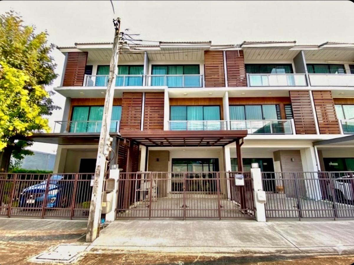 รูป ขายด่วน! ราคาพิเศษ ทาวน์โฮม 3 ชั้น ศุภาลัย เอสเซ้นส์ ลาดพร้าว | ทำเลศักยภาพ ใจกลางลาดพร้าว – ใกล้ MRT ลาดพร้าว 101 เพียง 1 กม. บ้านสวยสไตล์โมเดิร์น - รูปที่ 1/23