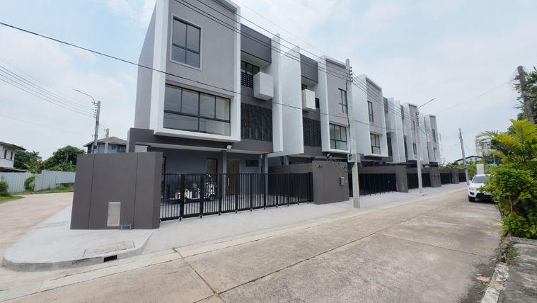 รูป Feel Town Lat Phrao101 บ้านเดี่ยว3ชั้น ตั้งอยู่บนทำเลศักยภาพ เดินทางเข้าออกสะดวก ใกล้รถไฟฟ้า - รูปที่ 1/26