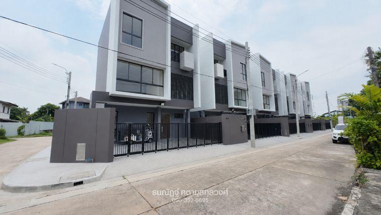 รูป Feel Town Lat Phrao101 บ้านเดี่ยว3ชั้น ตั้งอยู่บนทำเลศักยภาพ เดินทางเข้าออกสะดวก ใกล้รถไฟฟ้า - รูปที่ 1/26
