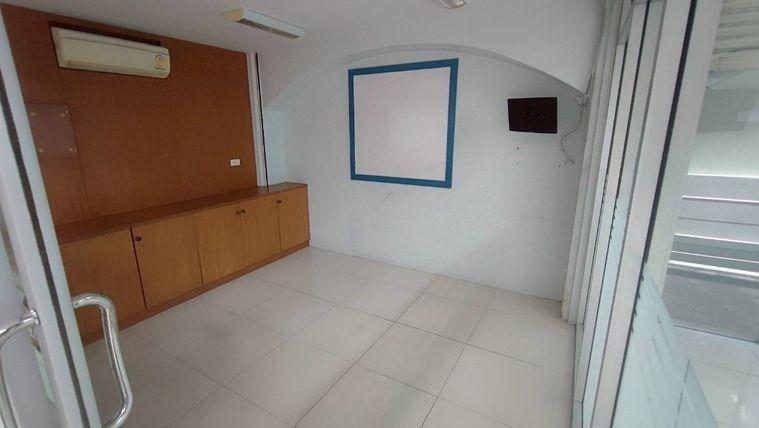 picture Silom plaza main road space for rent in Silom Narathiwat near bts Chong Nonsi    2 bathrooms  - 4/9