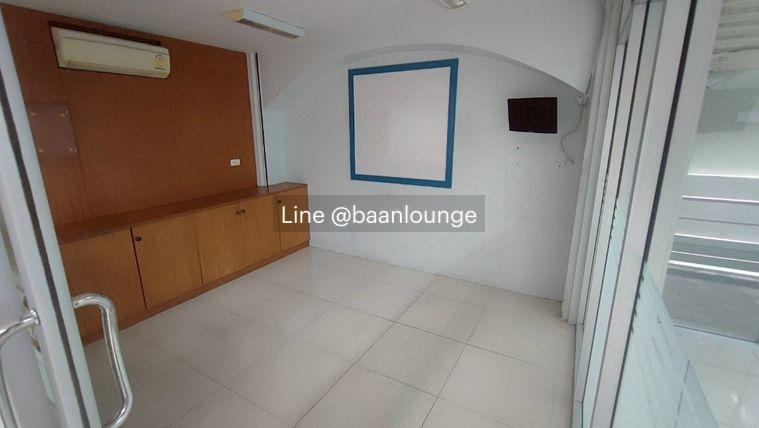 picture Silom plaza main road space for rent in Silom Narathiwat near bts Chong Nonsi 2 bathrooms - 4/9