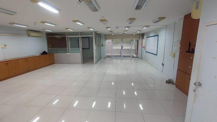 picture Silom plaza main road space for rent in Silom Narathiwat near bts Chong Nonsi    2 bathrooms  - 1/9