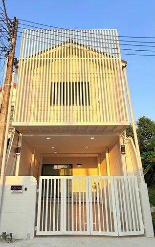 รูป 🔥ขาย บ้านทาวน์เฮ้าส์ 2 ชั้น Ngamcharoen 13 งามเจริญ 13 🌳 บรรยากาศร่มรื่น เป็นส่วนตัว พร้อมของแถมหลายรายการ - รูปที่ 2/20