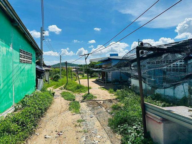 รูป ที่ดินพร้อมสิ่งปลูกสร้าง ติดถนนเส้นหลัก ชากค้อ-หนองขาม ศรีราชา ชลบุรี - รูปที่ 10/18