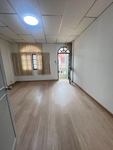 รูป รีโนเวทใหม่เอี่ยมเหมือนมือหนึ่ง! 🏡 ทาวน์เฮาส์ เสนาวิลล่า คู้บอน 27 บ้านสวยน่าอยู่ ทำเลดี ของกินเพียบ เพียง 10,000.- ✨ - รูปที่ 15/32