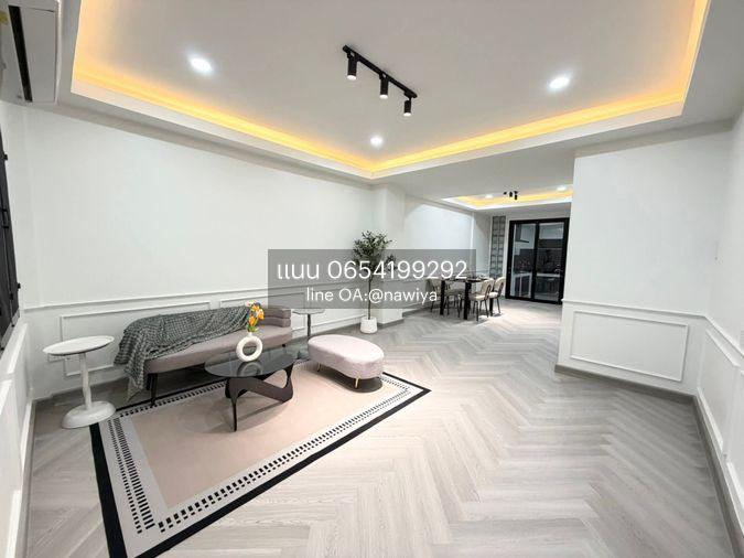 รูป saturnplace160526 ทาวน์โฮม2ชั้น รีโนเวทใหม่พร้อมเข้าอยู่ ทำเลดีมาก เซ็นทรัลอีสวิลล์ 10นาที พิเศษแถมแอร์ 3เครื่อง‼️ 📍หมู่บ้านเลิศอุบล โชคชัย4 - รูปที่ 2/11