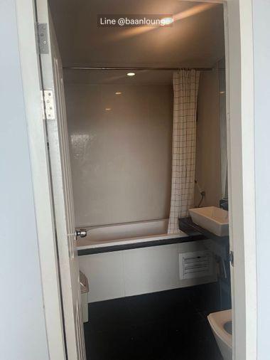 picture Two-story duplex with 2 bedrooms and 2 bathrooms at Bangkok Horizon Sathorn - Narathiwas. Features a bathtub. - 13/13
