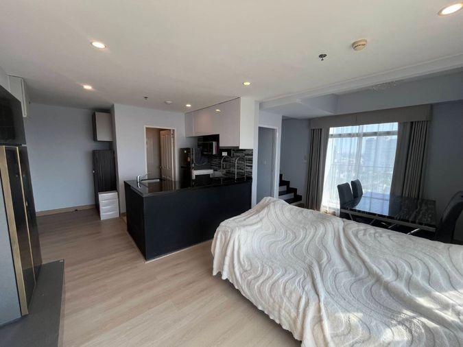 picture Two-story duplex with 2 bedrooms and 2 bathrooms at Bangkok Horizon Sathorn - Narathiwas. Features a bathtub. - 6/13