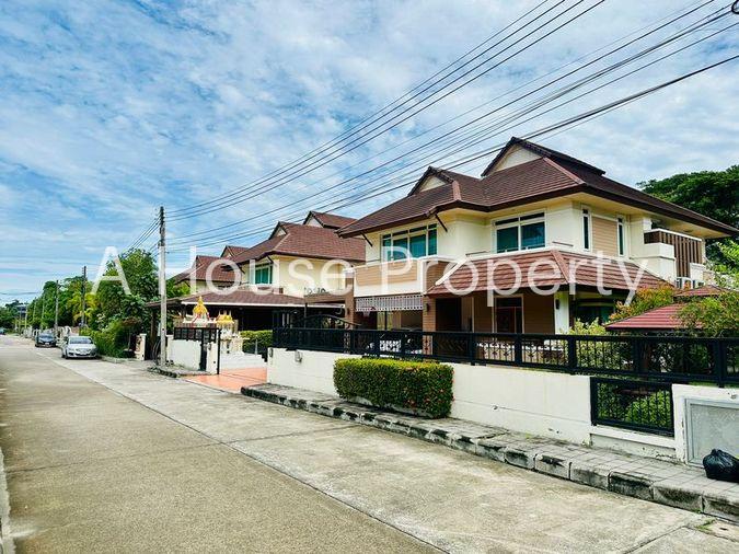 picture Luxury detached house for sale at The Boulevard Sriracha. Beautiful house,move in Ready - 1/20