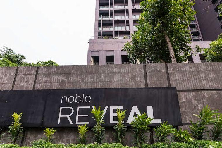 picture  Corner unit, top floor, view of Wat Thong Thong at Noble Reveal  70 sq.m. - 14/19