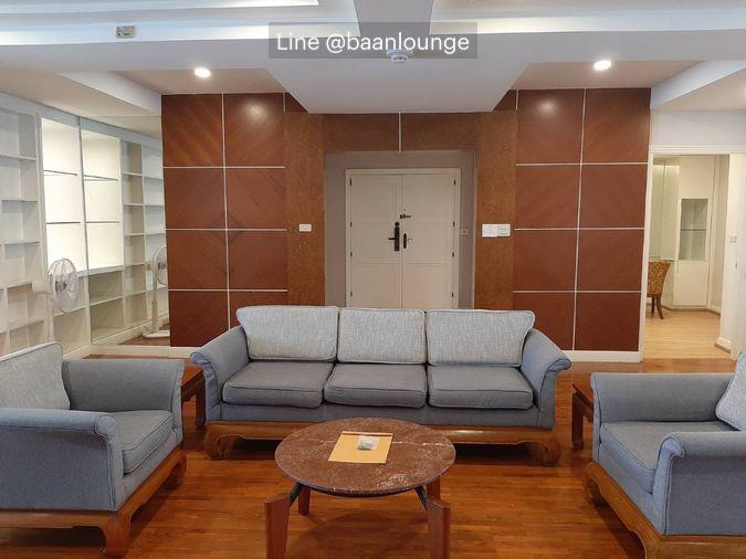 picture Pets allowed at President Park (Oak Building). - 3/9