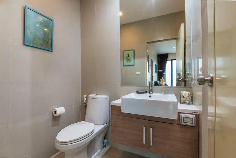 picture  Corner unit, top floor, view of Wat Thong Thong at Noble Reveal  70 sq.m. - 12/19
