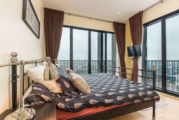picture  Corner unit, top floor, view of Wat Thong Thong at Noble Reveal  70 sq.m. - 4/19