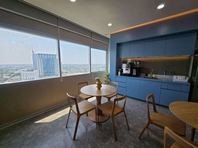 picture Serviced office at Central Chaengwattana with co-working space, conveniently located near the MRT Pink Line. Easy access with shops and restaurants. - 9/12