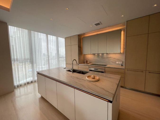 picture Scope Thonglo Wide-frontage layout maximizing natural light and panoramic city views. - 5/10