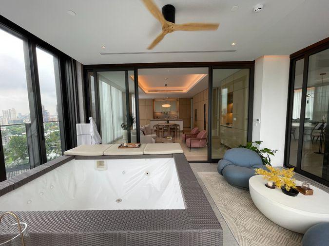 picture Scope Thonglo Wide-frontage layout maximizing natural light and panoramic city views. - 10/10