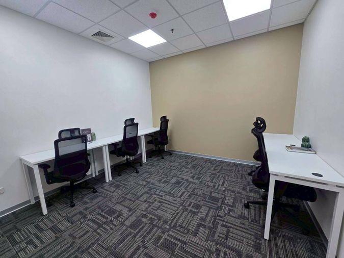 picture Serviced office at Central Chaengwattana with co-working space, conveniently located near the MRT Pink Line. Easy access with shops and restaurants. - 4/12