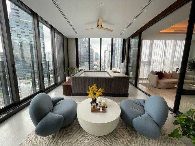 picture Scope Thonglo Wide-frontage layout maximizing natural light and panoramic city views. - 9/10