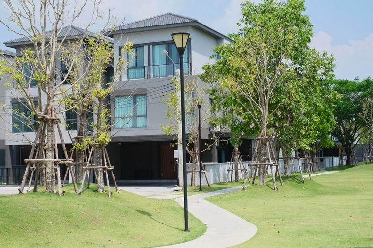 รูป ✅ ขายบ้านแฝดหรู 3 ชั้น หน้าบ้านติดสวนใหญ่ ใกล้ Mega บางนา  ✅ Baan Klang Muang The Edition Bangna - บ้านกลางเมือง เดอะ อิดิชั่น บางนา - รูปที่ 1/16
