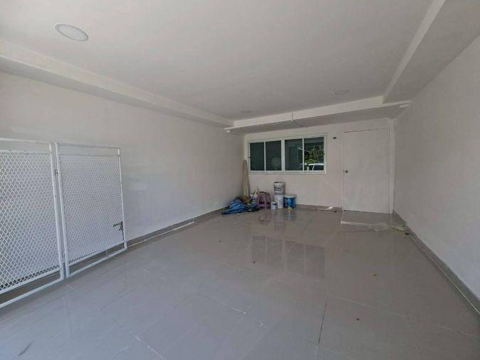 รูป ขายบ้านทาวน์เฮ้าส์ 2 ชั้น บ้านรีโนเวทใหม่ หมู่บ้านอยู่สบาย (ซอย 4) ซอยกรุงเทพกรีฑา 8 แยก 3 (ใกล้สนามกอล์ฟ) (N.2147) - รูปที่ 3/12