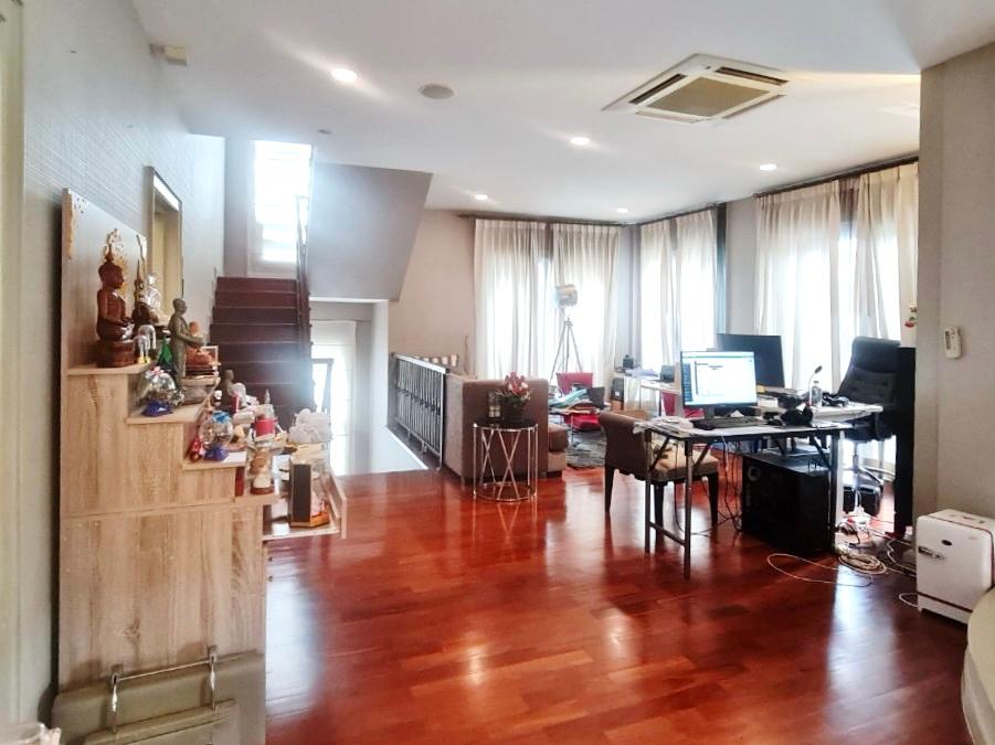 รูป ขายบ้านหรู 3 ชั้น แกรนด์ บางกอก บูเลอวาร์ด รัชดา–รามอินทรา 2 เนื้อที่ 95 ตร.ว. 5 นอน 6 น้ำ เฟอร์นำเข้า ใกล้รถไฟฟ้าสายสีชมพู - รูปที่ 27/92