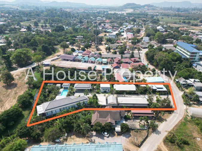 picture Luxury pool villa with a cafe business in Na Jomtien, Sattahip, Chonburi. - 1/19