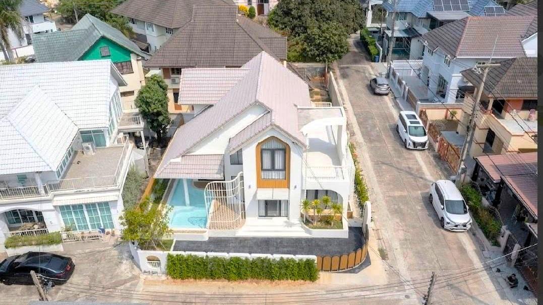 รูป Luxury Renovated Pool Villa for Sale Modern in Central Pattaya - รูปที่ 1/13