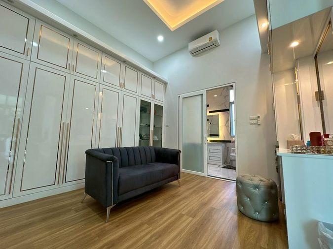 picture Luxury pool villa with a cafe business in Na Jomtien, Sattahip, Chonburi. - 14/19