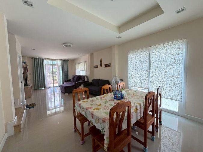 picture Beautiful, well-maintained pre-owned detached house in Magnolia Village, Sriracha, Chonburi. - 4/17