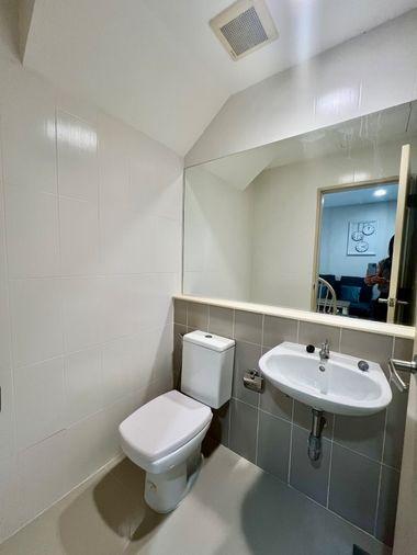 รูป ขายทาวน์โฮม 3 ชั้น บ้านกลางเมือง พระราม 9 – มอเตอร์เวย์ พร้อมเฟอร์นิเจอร์และเครื่องใช้ไฟฟ้า เข้าอยู่ได้ทันที ทำเลศักยภาพ ใกล้ทางด่วนและสนามบิน - รูปที่ 9/32