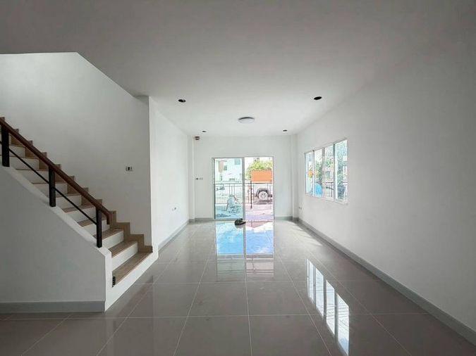 picture Twin house for sale in Thada Town Aura Nong Kho, Sriracha, Chonburi. - 4/14