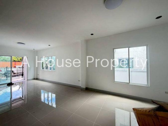 picture Twin house for sale in Thada Town Aura Nong Kho, Sriracha, Chonburi. - 6/14