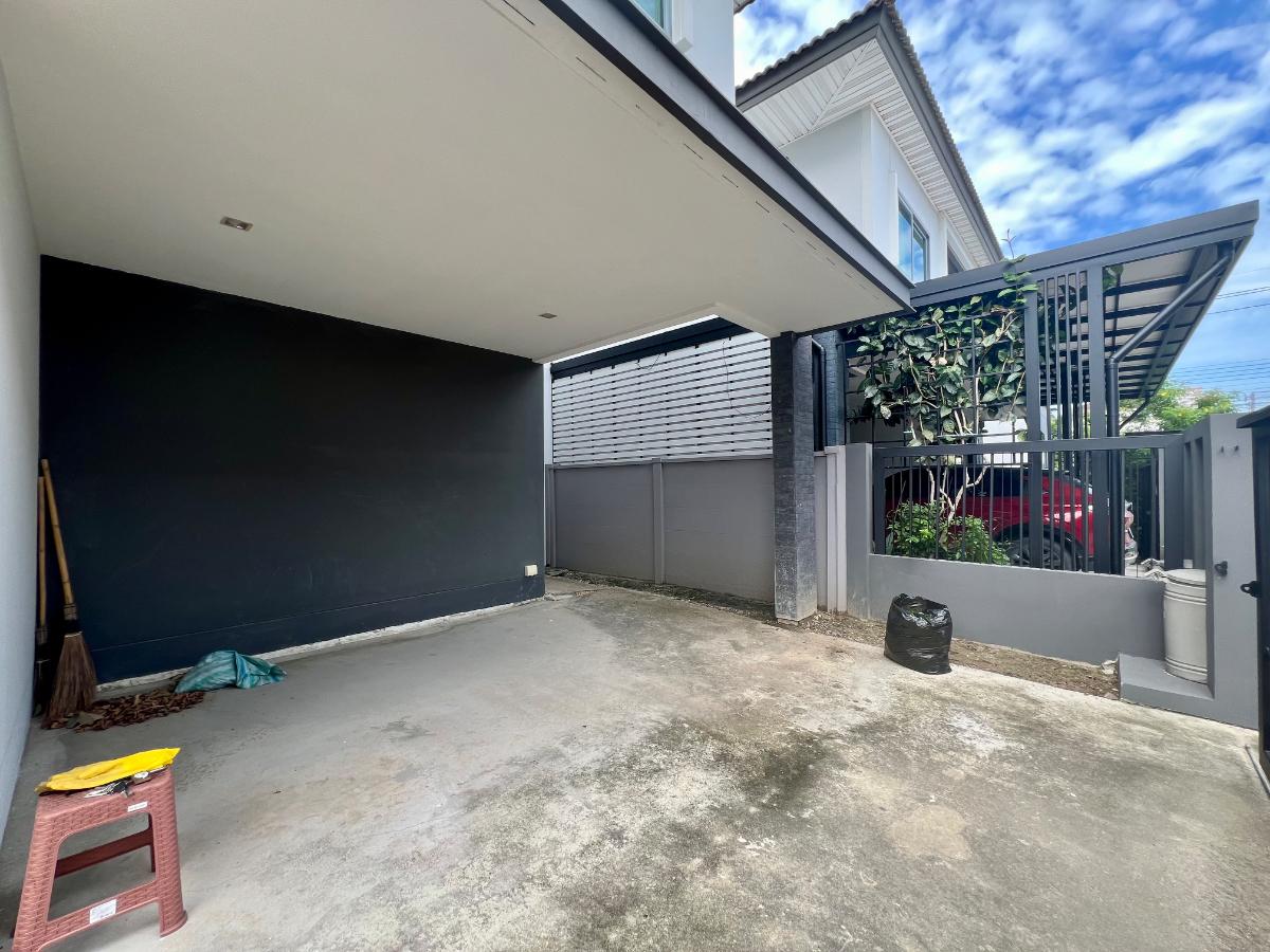 รูป ขายบ้านเดี่ยวหลังมุม Britania Srinakarin บ้านใหม่ ไม่เคยเข้าอยู่ ใกล้รถไฟฟ้าสายสีเหลือง สถานีศรีด่าน พร้อมพื้นที่รอบบ้านกว้างกว่าบ้านมาตรฐาน - รูปที่ 4/29