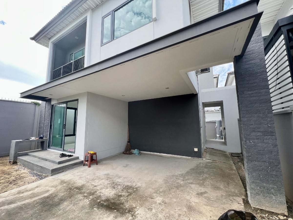 รูป ขายบ้านเดี่ยวหลังมุม Britania Srinakarin บ้านใหม่ ไม่เคยเข้าอยู่ ใกล้รถไฟฟ้าสายสีเหลือง สถานีศรีด่าน พร้อมพื้นที่รอบบ้านกว้างกว่าบ้านมาตรฐาน - รูปที่ 3/29