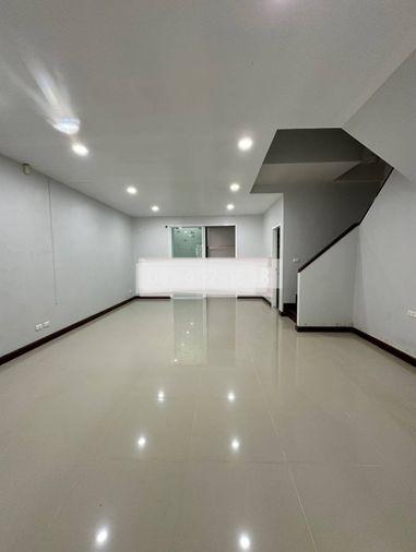 รูป 🔥 ขายต่ำกว่าราคาประเมิน! นัมเบอร์วัน ทาวน์โฮม วงแหวนบางนา–ราม 2 (Number One Townhome Bangna–Ram 2) | ใกล้ Mega บางนา และสนามบินสุวรรณภูมิ - รูปที่ 10/15