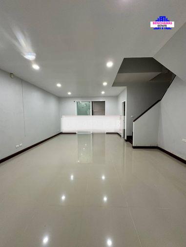 รูป 🔥 ขายต่ำกว่าราคาประเมิน! นัมเบอร์วัน ทาวน์โฮม วงแหวนบางนา–ราม 2 (Number One Townhome Bangna–Ram 2) | ใกล้ Mega บางนา และสนามบินสุวรรณภูมิ - รูปที่ 10/15