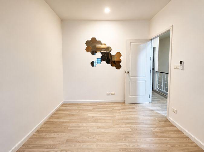 รูป ขายทาวน์โฮม 3 ชั้น Patio Srinakarin – Rama 9 ทำเลกรุงเทพกรีฑา บ้านสวยพร้อมอยู่ ติดแอร์ทุกห้อง พื้นที่กว้าง 29.8 ตร.ว. ใกล้รถไฟฟ้า ทางด่วน - รูปที่ 10/21