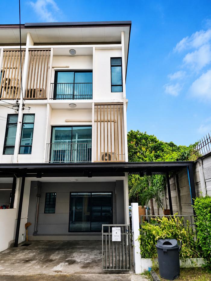 รูป ขายทาวน์โฮม 3 ชั้น Patio Srinakarin – Rama 9 ทำเลกรุงเทพกรีฑา บ้านสวยพร้อมอยู่ ติดแอร์ทุกห้อง พื้นที่กว้าง 29.8 ตร.ว. ใกล้รถไฟฟ้า ทางด่วน - รูปที่ 1/21
